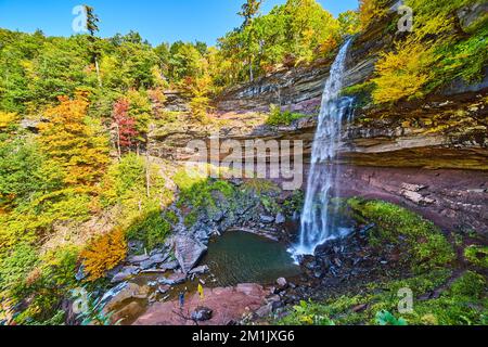 La cascata si riversa su scogliere stratificate circondate da foreste di caduta dal centro laterale Foto Stock