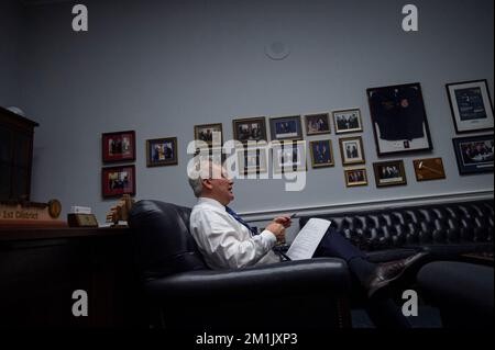 James Comer, rappresentante degli Stati Uniti (Repubblicano del Kentucky), presidente entrante, US House Committee on Oversight and Reform, offre osservazioni durante un'intervista nel suo ufficio nel Rayburn House Office Building a Washington, DC, USA, mercoledì 7 dicembre, 2022. Foto di Rod Lamkey/CNP/ABACAPRESS.COM Foto Stock