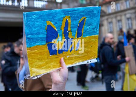 Una veduta aerea della gente durante la protesta di guerra anti Ucraina a Poznan Foto Stock