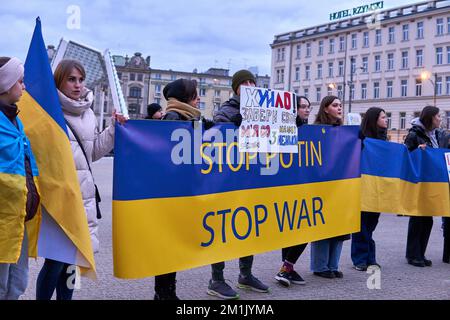Una veduta aerea della gente durante la protesta di guerra anti Ucraina a Poznan Foto Stock