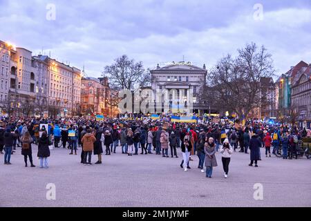 Una veduta aerea della gente durante la protesta di guerra anti Ucraina a Poznan Foto Stock