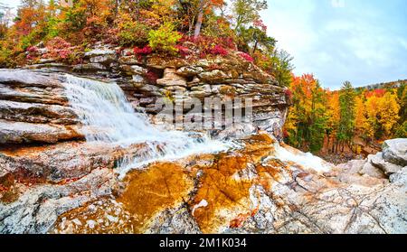 Cascata che cade sulle rocce in cima cadere dal bordo della scogliera Foto Stock