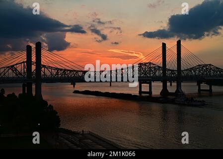 Il ponte Abraham Lincoln sul fiume Ohio al tramonto con un cielo nuvoloso sullo sfondo, Stati Uniti Foto Stock