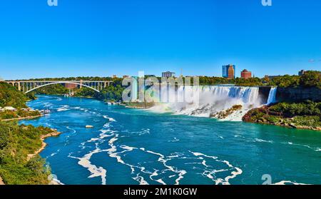 Vista Canada delle American Falls e del Rainbow Bridge sul fiume Niagara Falls Foto Stock