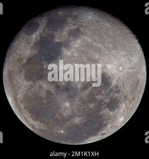 Un primo piano di una Luna gibbosa in calo del 98% che mostra la maggior parte delle caratteristiche ben note, prese dal Regno Unito Foto Stock