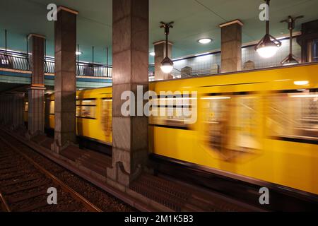 U Bahn, U Bahnstation, Verkehr, metropolitana di Berlino, Berlin U Bahn, Metro, Trasporti, U Bahnhof oder moderner Architektur, Metropolitana Foto Stock