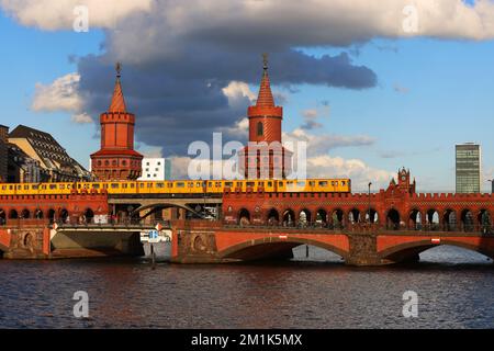 U Bahn, U Bahnstation, Verkehr, metropolitana di Berlino, Berlin U Bahn, Metro, Trasporti, U Bahnhof oder moderner Architektur, Metropolitana Foto Stock