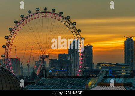 Londra, Regno Unito, 13th dicembre 2022. Dawn comincia ad apparire dietro la City di Londra e Westminster Foto Stock