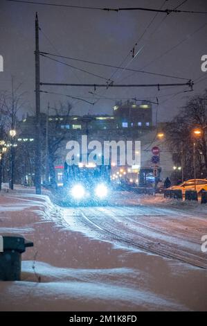 Mosca, Russia - 7 dicembre 2022: Corse in tram attraverso la città innevata d'inverno Foto Stock