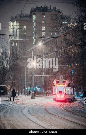 Mosca, Russia - 7 dicembre 2022: Corse in tram attraverso la città innevata d'inverno Foto Stock