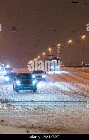Mosca, Russia - 7 dicembre 2022: Corse in tram attraverso la città innevata d'inverno Foto Stock