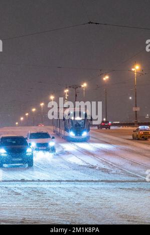 Mosca, Russia - 7 dicembre 2022: Corse in tram attraverso la città innevata d'inverno Foto Stock