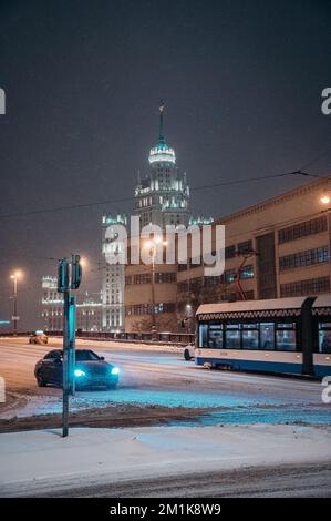 Mosca, Russia - 7 dicembre 2022: Corse in tram attraverso la città innevata d'inverno Foto Stock