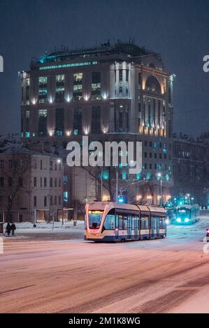 Mosca, Russia - 7 dicembre 2022: Corse in tram attraverso la città innevata d'inverno Foto Stock