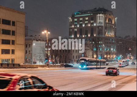 Mosca, Russia - 7 dicembre 2022: Corse in tram attraverso la città innevata d'inverno Foto Stock
