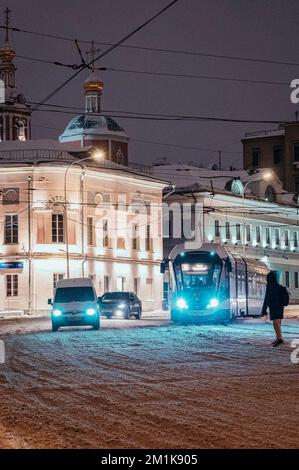 Mosca, Russia - 7 dicembre 2022: Corse in tram attraverso la città innevata d'inverno Foto Stock