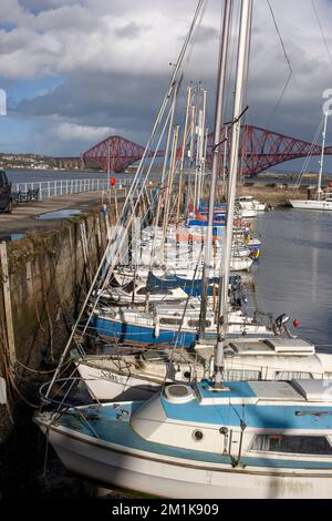 Barche nel porto di South Queensferry con il quarto ponte ferroviario sullo sfondo, South Queensferry, West Lothian, Scotland UK 2022 Foto Stock