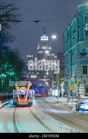 Mosca, Russia - 7 dicembre 2022: Corse in tram attraverso la città innevata d'inverno Foto Stock