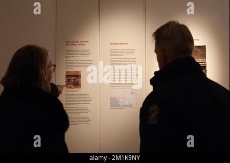 Londra, Regno Unito. 13th Dec, 2022. Due visitatori osservano un'annotazione sui Benin Bronzes che spiega come entrano nelle mani britanniche (Foto di Jay Shaw Baker/NurPhoto) Credit: NurPhoto/Alamy Live News Foto Stock