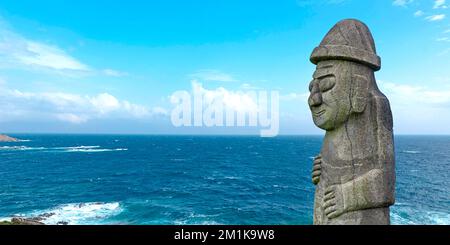 Stone Dol Hareubang a Jeju Island e panorama del mare in Corea del Sud Foto Stock