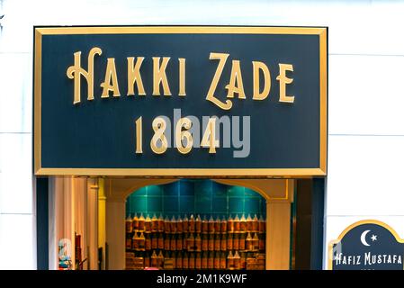 ISTANBUL - 05 GENNAIO: Cartello della confetteria Hakki Zade e Hafiz Mustafa a Istanbul, il 05 gennaio. 2021 in Turchia. E' un famoso centro storico Foto Stock