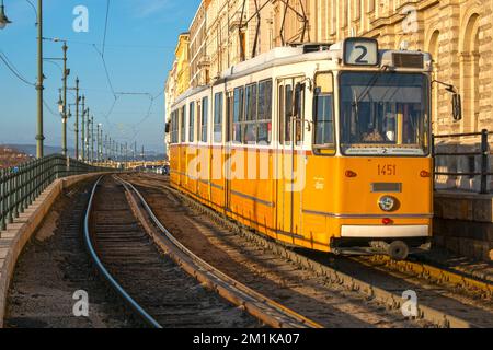 BUDAPEST - GENNAIO 19: Tram giallo retro numero 2 in una strada di Budapest nel Gennaio 19. 2022 in Ungheria Foto Stock