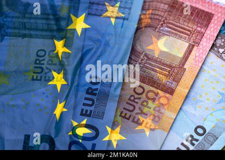 Moneta dell'Unione europea e bandiera dell'UE in superficie, immagine del concetto di business Foto Stock