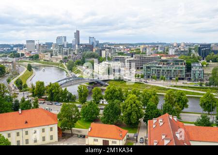 Vista panoramica estiva di Vilnius. Paesaggio urbano con fiume, edifici moderni di Vilnius, Lituania Foto Stock