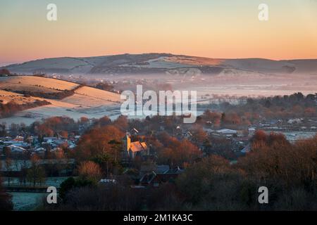 Kingston vicino alla chiesa di Lewes St Pancras che cattura l'alba su una mattinata gelida di dicembre da Kingston Ridge sud giù est Sussex sud est Inghilterra Foto Stock