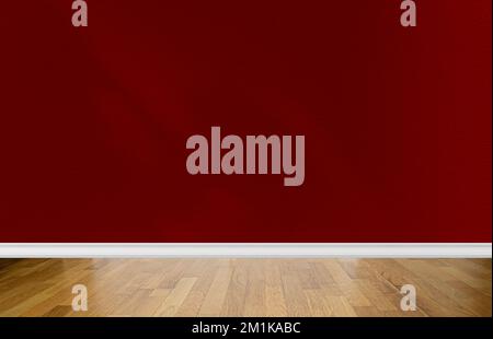 Interno di una stanza con muro rosso bianco, ombre astratte e pavimento in parquet di pino. Spazio per il testo Foto Stock