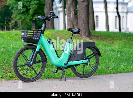 KAUNAS - 07 LUGLIO: Bolt bike parcheggiata a Kaunas il 07 luglio. 2022 in Lituania. Bolt è un'azienda estone di mobilità offre veicolo per il noleggio, micromobi Foto Stock