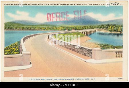 Ponte Ashokan sullo sbarramento divisorio, vista che mostra Torrens Hook, approvvigionamento idrico di New York City. Ticetonyk e Monti Little Tontshi, Catskill MTS., N. Y., ponti, Tichnor Brothers Collection, Cartoline degli Stati Uniti Foto Stock