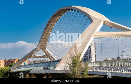 Ponte del terzo millennio (Puente del Tercer Milenio). Architettura moderna a Saragozza, Spagna. Primo piano Foto Stock