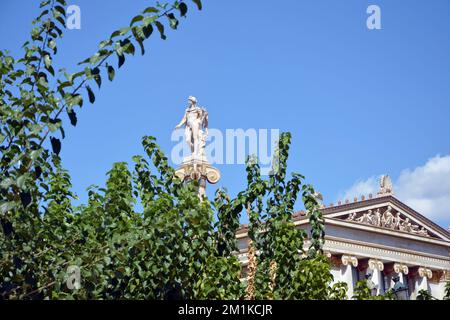 Statua del dio Apollo e dettaglio dell'edificio del 19th ° secolo dell'Accademia di Atene, Grecia, uno dei più bei edifici neoclassici del mondo Foto Stock