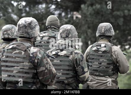 Soldati con fucili d'assalto dalla parte posteriore. Militare. Guerra. Foto Stock