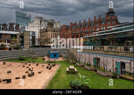 Great Northern Square, Manchester, con edifici moderni e l'edificio Great Northern, classificato di grado 2, un ex magazzino di distribuzione di merci ferroviarie Foto Stock