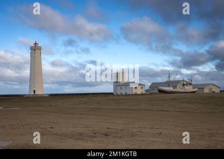 Gardskagaviti - il faro e il museo più alti dell'islanda sul lato destro. Situato su un prato vicino al vecchio faro. Cielo blu con nuvole bianche Foto Stock