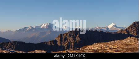 Vista panoramica delle montagne svizzere Dom, Weisshorn visto dalla capanna in sac loetschenpass. Foto Stock