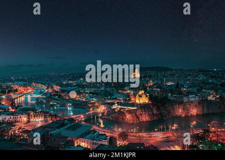 Tbilisi, Georgia. Serata crepuscolo Top View of Famous Landmarks in primavera sera crepuscolo cielo stellato notte sopra Georgian Capital Skyline Foto Stock