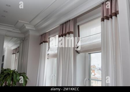 Tende negli interni, tende decorazione interna nel soggiorno Foto Stock