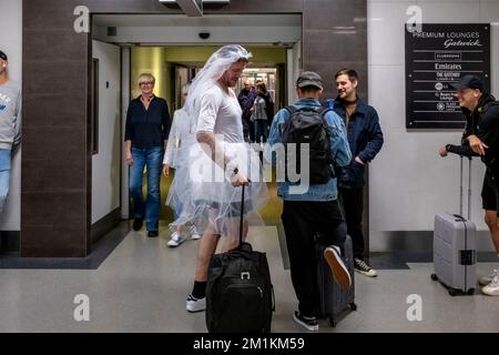 Una festa di Stag all'Aeroporto Gatwick di Londra, West Sussex, Regno Unito. Foto Stock