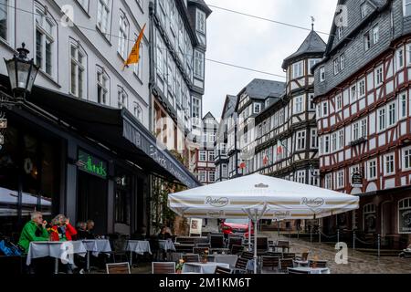 Un caffè tradizionale sulla Marktplatz (Piazza del mercato), Marburg, quartiere Marburg-Biedenkopf, Germania. Foto Stock