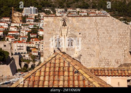 Antico campanile di una chiesa nel centro storico di Dubrovnik Foto Stock