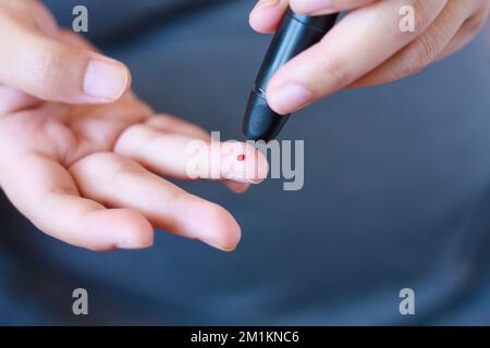 Test glicemia per diabete in donna incinta Foto Stock