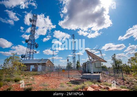 Telecomunicazioni, piatti a microonde e stazioni satellitari in cima al Monte Oxley nell'Outback New South Wales, Australia vicino a Bourke Foto Stock