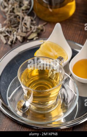 Tè caldo d'inverno appena preparato su un tavolo di legno Foto Stock