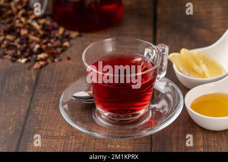 Tè caldo d'inverno appena preparato su un tavolo di legno Foto Stock