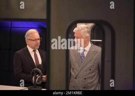 L'amministratore generale di RTBF Jean-Paul Philippot e il re Philippe - Filip del Belgio hanno illustrato durante una visita regale alla redazione di RTBF e allo studio di Tarmac, i media giovanili di RTBF, televisione pubblica di lingua francese, martedì 13 dicembre 2022. FOTO DI BELGA LAURIE DIEFFEMBACQ Foto Stock