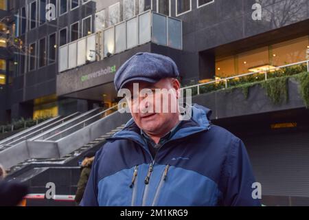 Londra, Inghilterra, Regno Unito. 13th Dec, 2022. Il Segretario Generale della RMT (Unione dei lavoratori ferroviari, marittimi e dei trasporti) MICK LYNCH parla ai media alla linea di picket al di fuori della stazione di Euston mentre gli scioperi ferroviari freschi hanno colpito il Regno Unito in una disputa in corso sulla retribuzione. (Credit Image: © Vuk Valcic/ZUMA Press Wire) Foto Stock