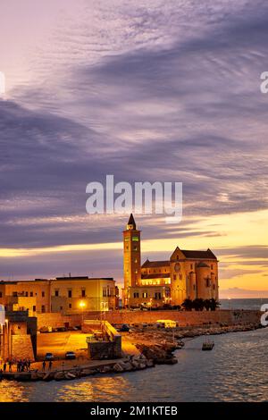 Puglia Puglia Italia. Trani. Basilica Cattedrale Beata Maria Vergine Assunta dedicata a San Nicola al tramonto Foto Stock